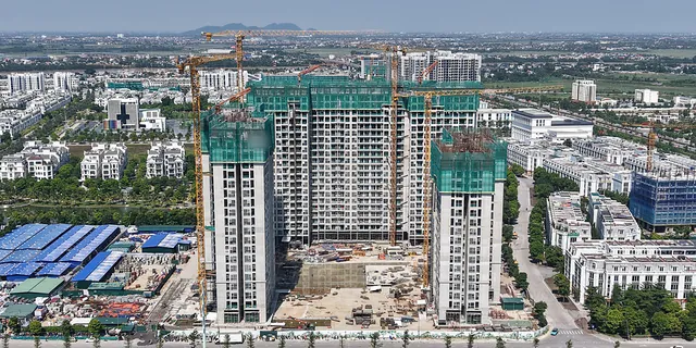Ba tòa K-Park Avenue đang xây, nhìn từ đại lộ phía trước, cần cẩu tháp và lán trại bên trái